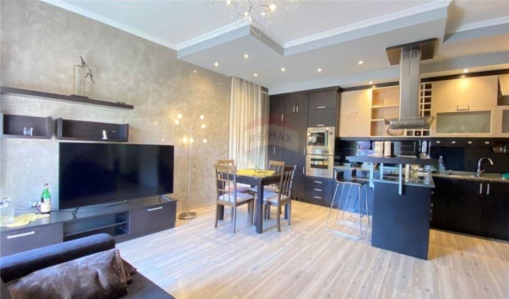Jepet Apartament 3+1 Me Qera Tek Ambasada Amerikane