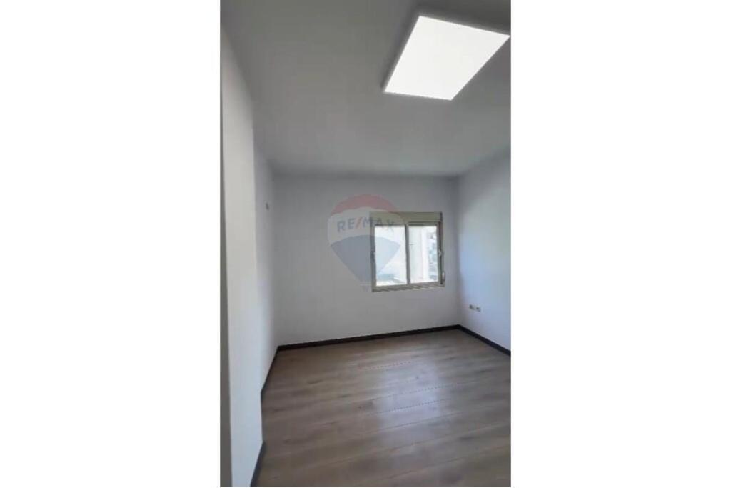 🏢 Office for Rent at Komuna e Parisit – Near Kristal Center