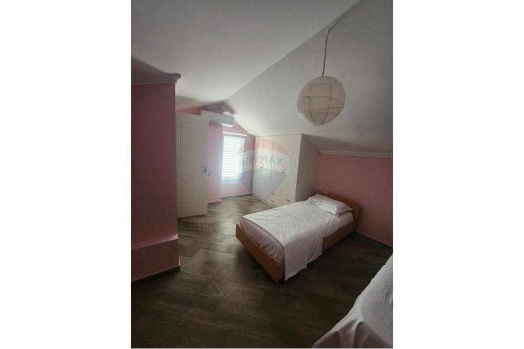 Shitet Penthouse 3+3 me Verandë tek Liqeni i Thatë