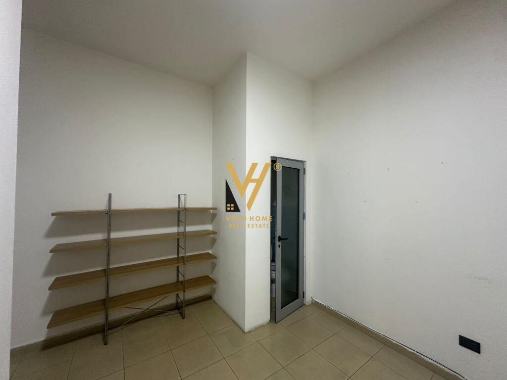 SHOP FOR RENT 22 M2 IN THE CENTER 40,000 LEK