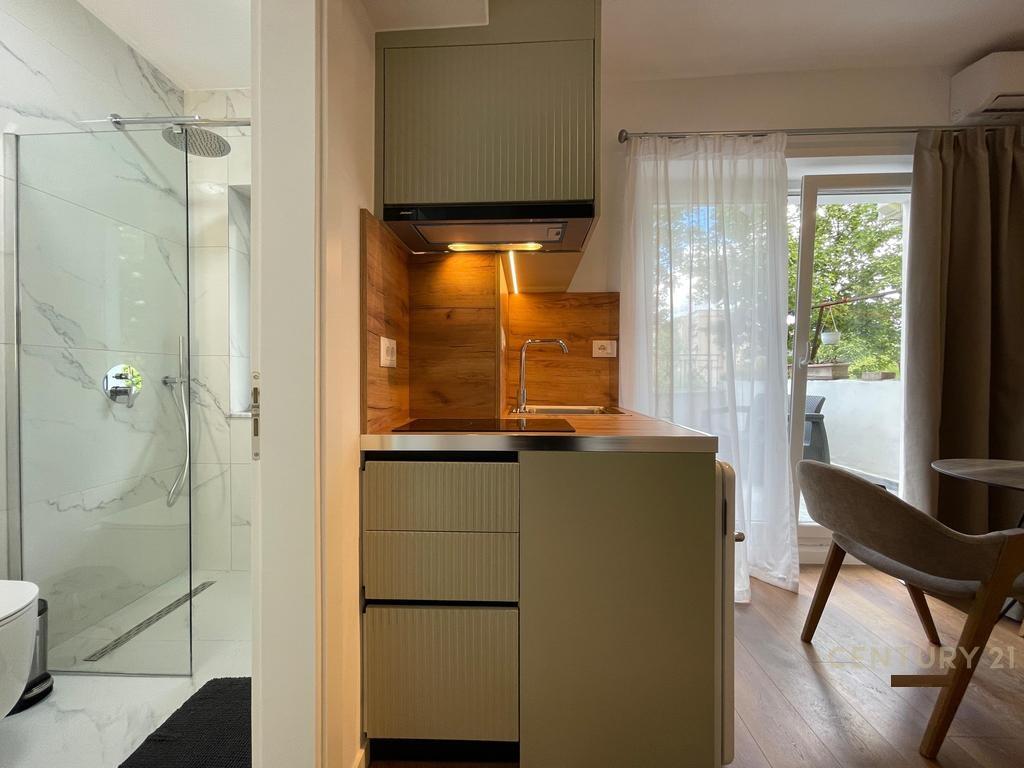 Vendesi 2 monolocali con veranda a Brryli, lungo la strada! 170.000 €