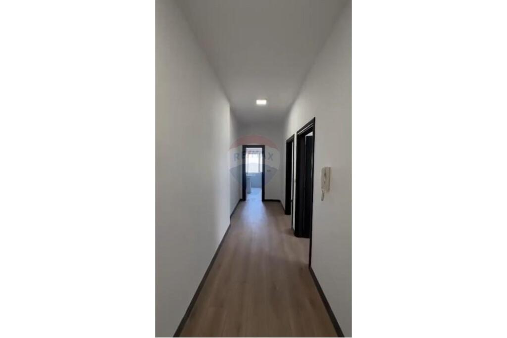 🏢 Office for Rent at Komuna e Parisit – Near Kristal Center