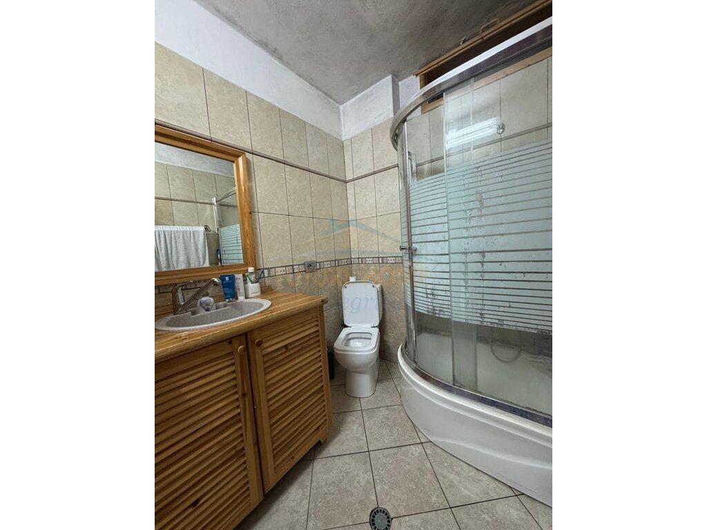 Shitet, Apartament 2+1, Fresku, Tiranë.