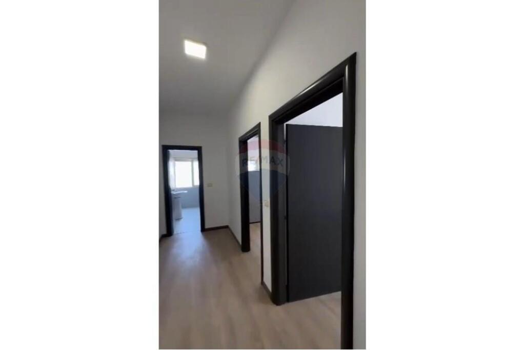 🏢 Office for Rent at Komuna e Parisit – Near Kristal Center