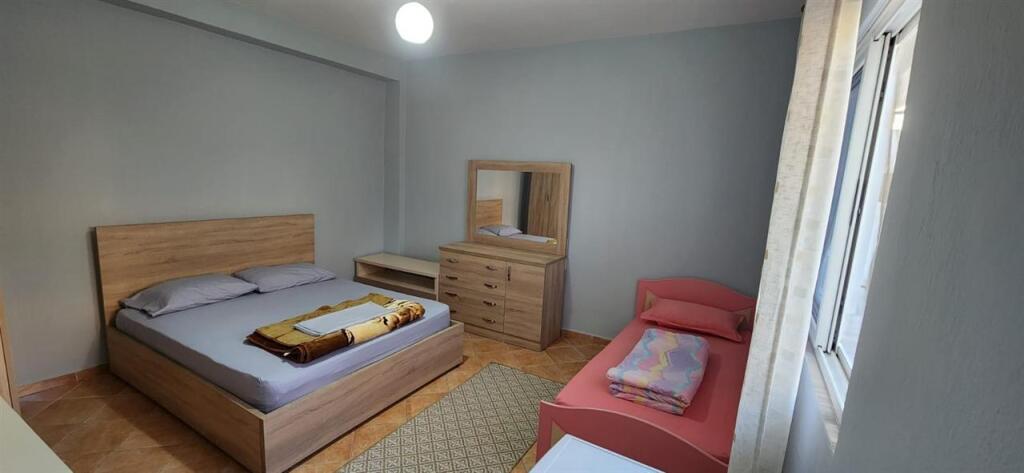 Shtepi me qera tek rruga Siri Kodra, Frigoriferi (40,000 leke)