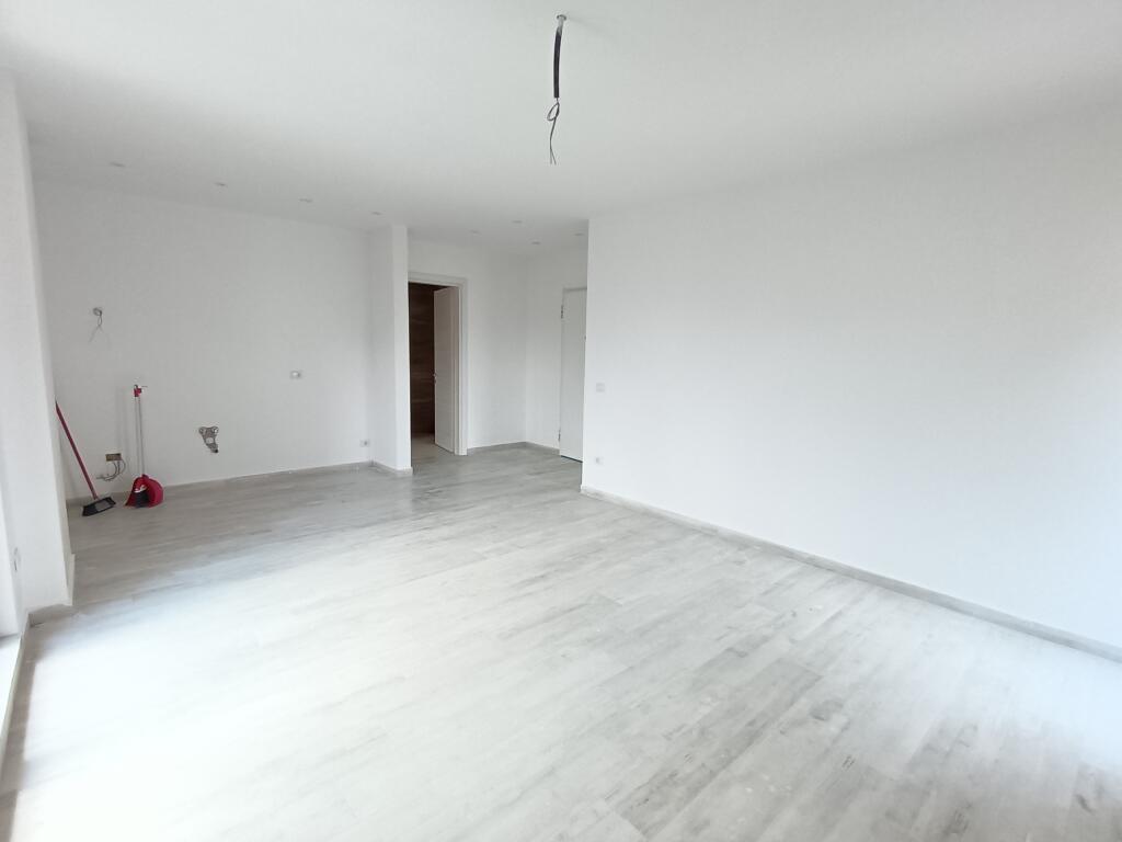Ambient komercial per qira prane rruges Kavajes 