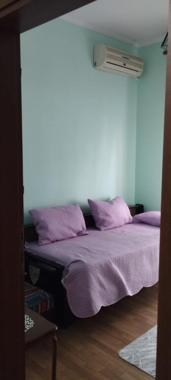 3+2, furnished, with parking, near the red school, 800 euros.