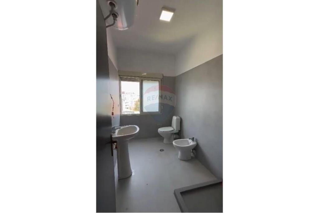 🏢 Office for Rent at Komuna e Parisit – Near Kristal Center