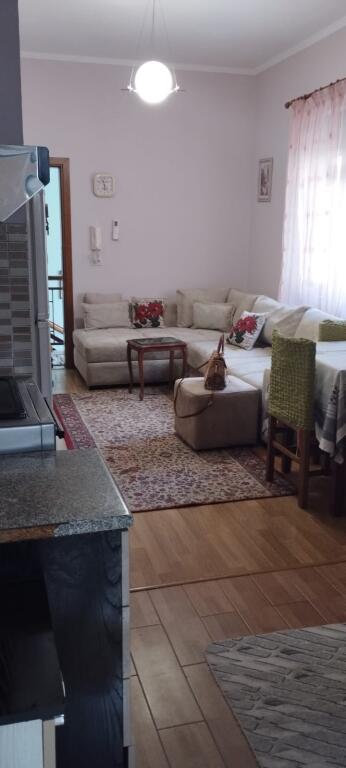 3+2, furnished, with parking, near the red school, 800 euros.