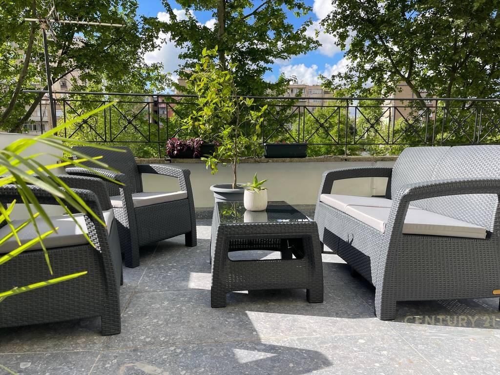 Vendesi 2 monolocali con veranda a Brryli, lungo la strada! 170.000 €