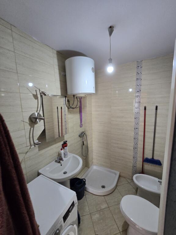 Apartament 1+1 për Shitje në Shkëmbin e Kavajës – Investim Ideal Pranë Detit!