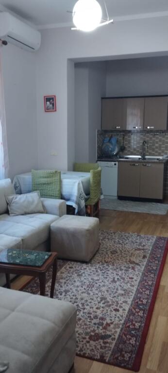 3+2, furnished, with parking, near the red school, 800 euros.