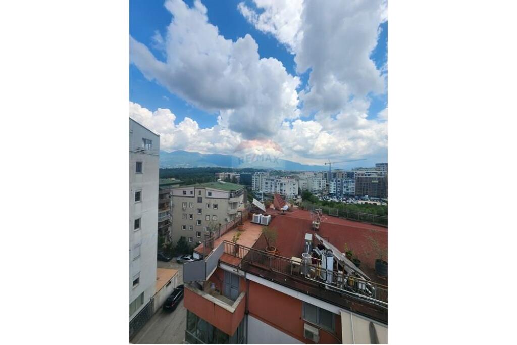Shitet Penthouse 3+3 me Verandë tek Liqeni i Thatë