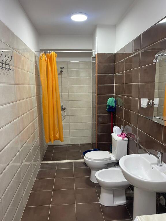 Tirana, a 2+1 apartment with a balcony is for rent on the 2nd floor, 90 m² for 800 € (Vasil Shanto, former keshi 100 meters away from kika 2).