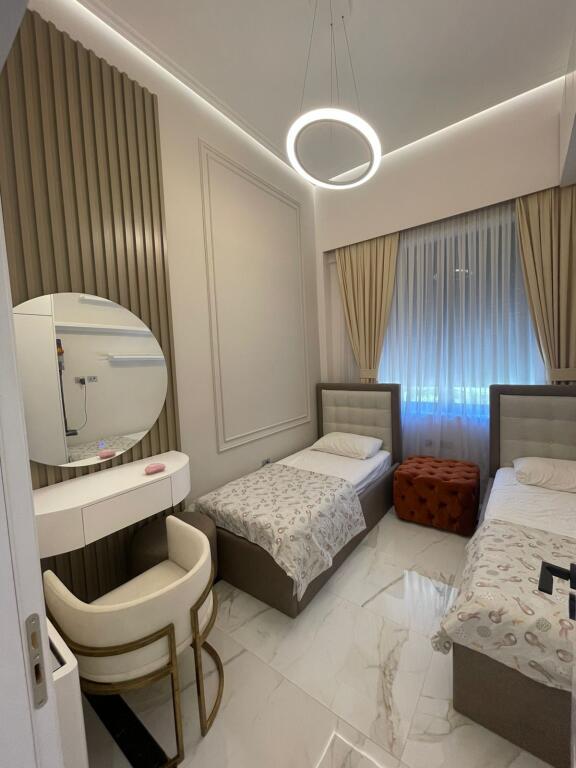 Shitet Super Duplex lux  3+1+2 banjo +2 ballkone +3 🅿 450.000€ bashke me postparkimet  📍Kodra e Diellit 