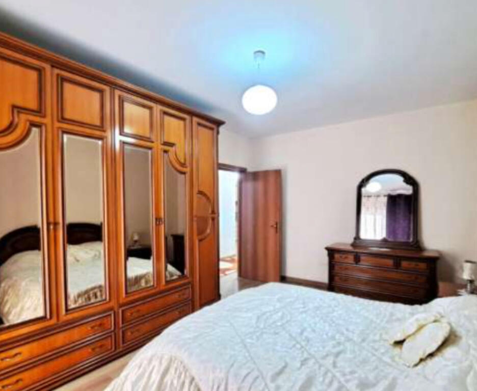 Jepet apartament 2+1 me qera tek Condor Center , rr kavajes 