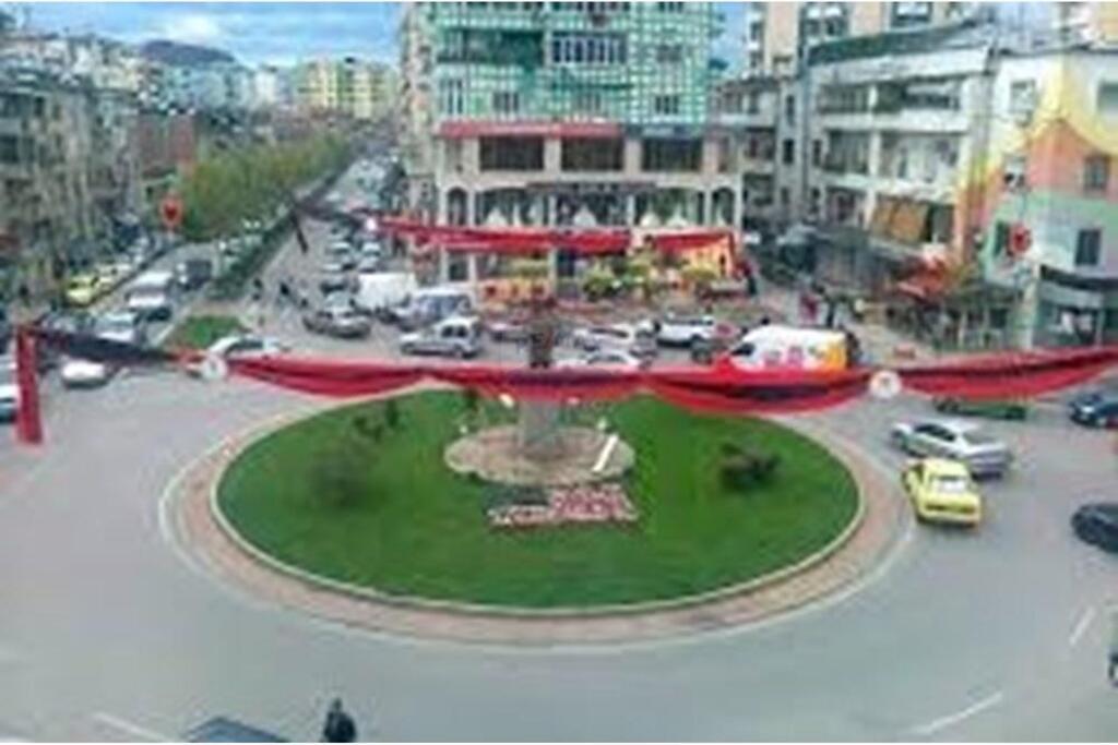 Dyqan ne shitje Sheshi Wilson,Tirana e RE