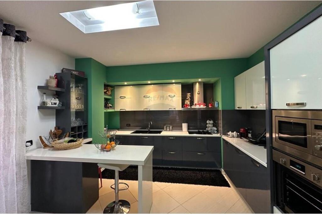 For sale: 3-bedroom apartment with 2 bathrooms and parking space!