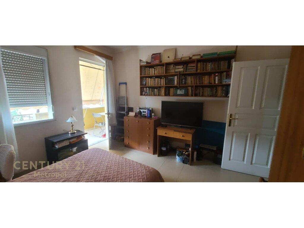 Shitet apartament 2+1 ne zonen e Komunes se Parisit 