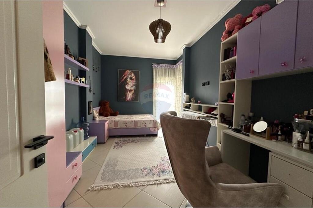 For sale: 3-bedroom apartment with 2 bathrooms and parking space!