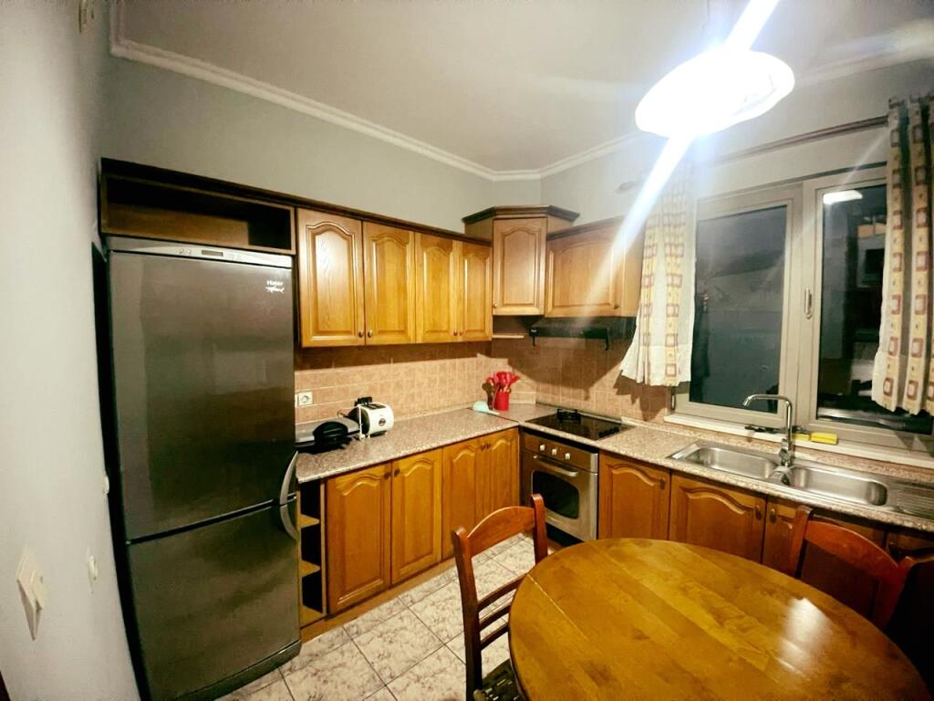 Jepet me Qira apartament 3+1 afër Kompleksit GRAND