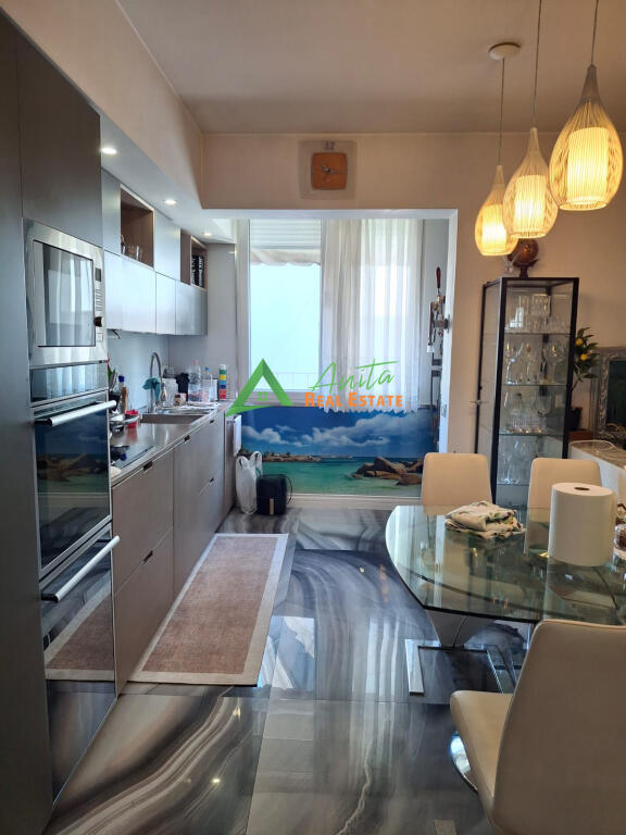 Vendesi appartamento 3+1 + garage nella Comune di Parigi.