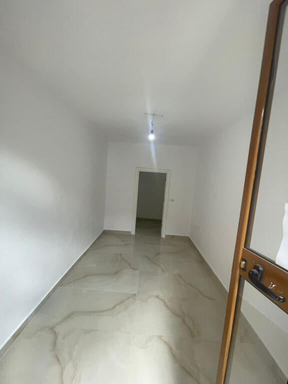 Negozio in Affitto in Myslm Shyri (ID BD21707) Tirana
