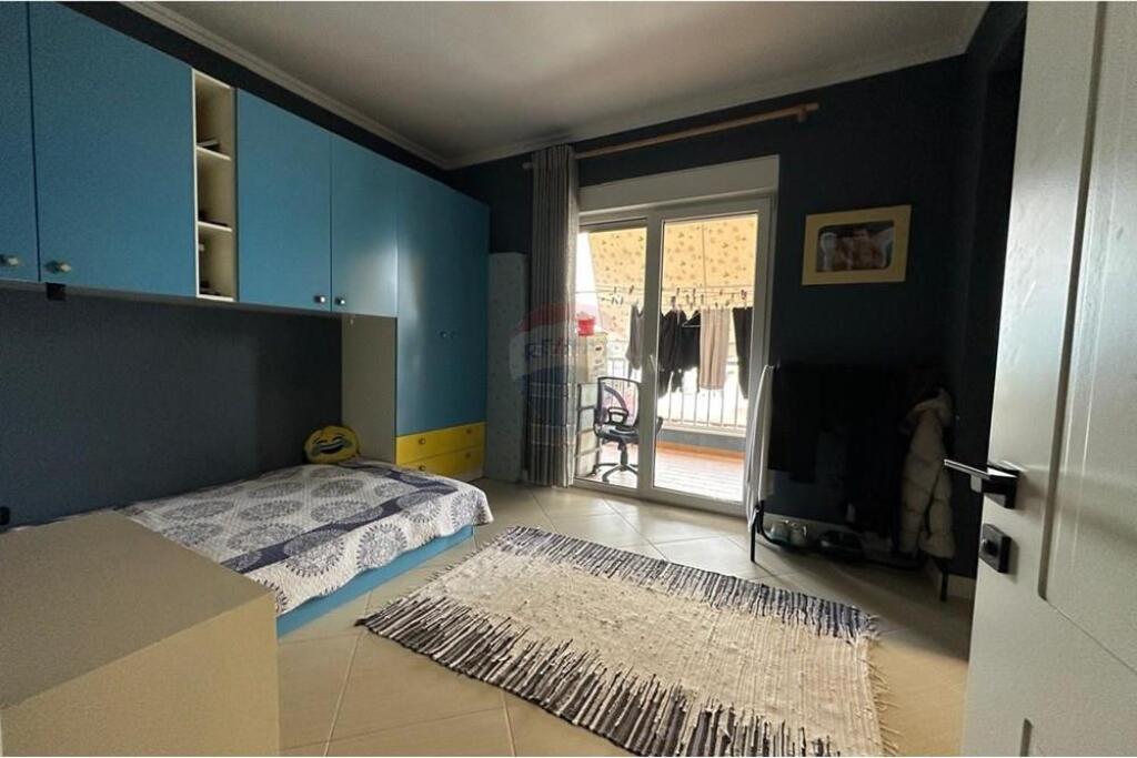 For sale: 3-bedroom apartment with 2 bathrooms and parking space!