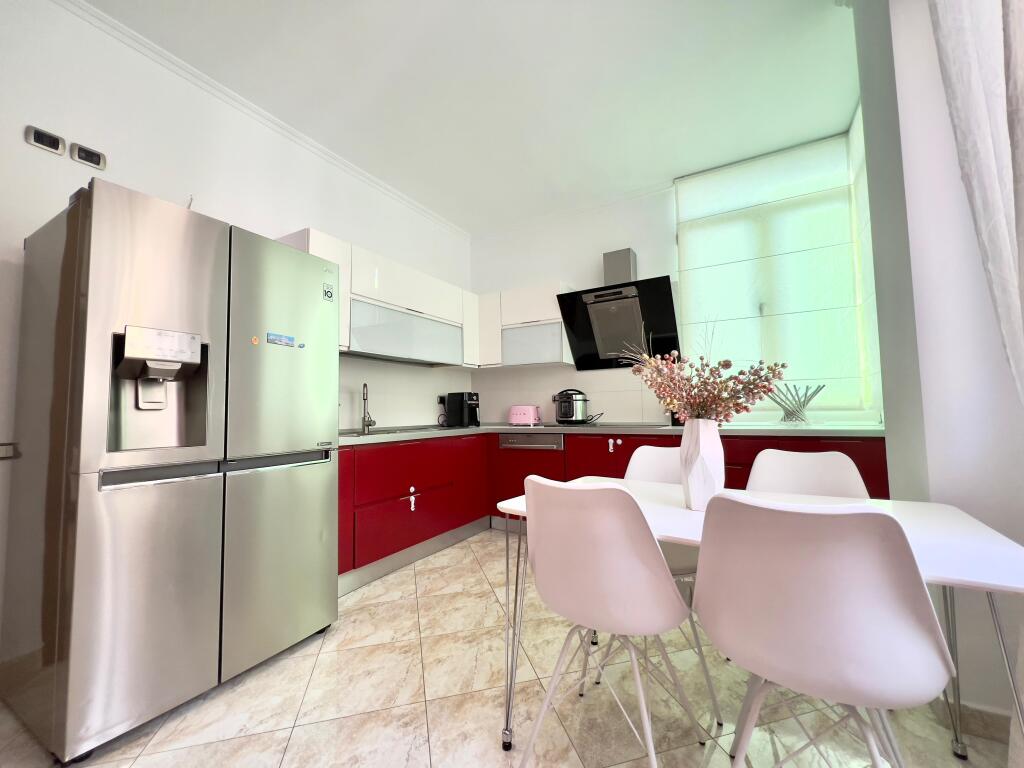 🏢A few minutes away from Kristal Center, Rr. Abraham Lincoln, a Duplex is for rent, 3+1+3+parking space, furnished, 1,000 Euro.