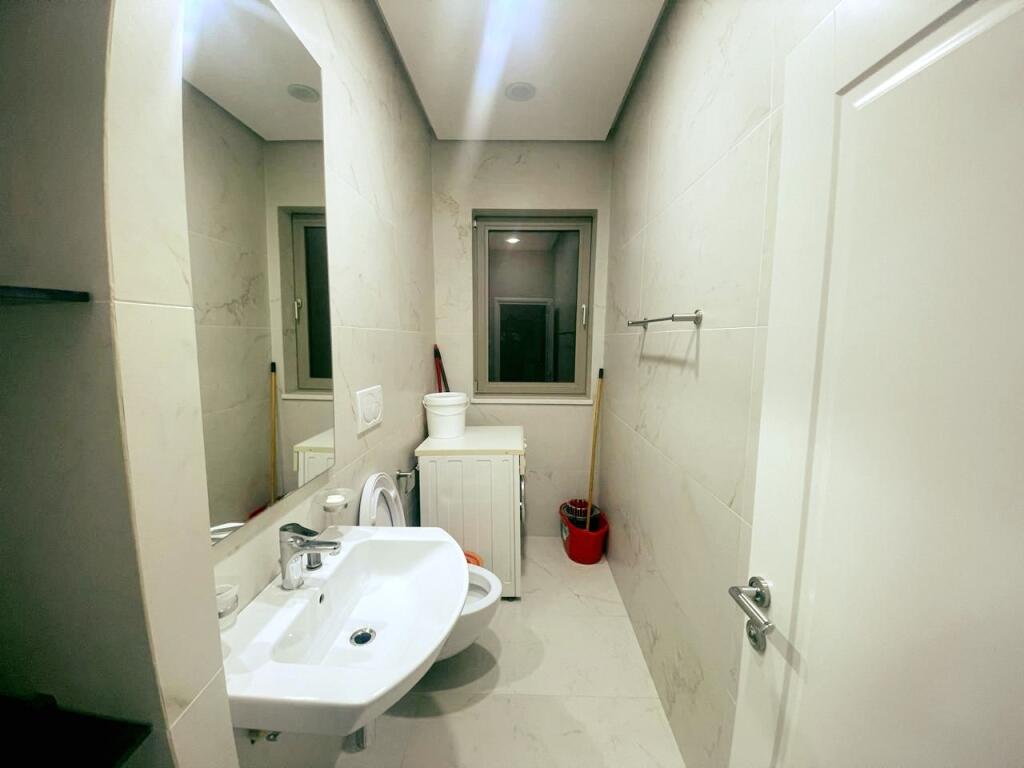 Jepet me Qira apartament 3+1 afër Kompleksit GRAND