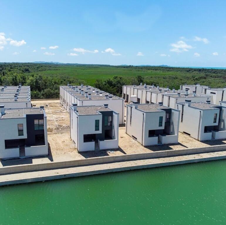 🏡 Vila “Turquoise Marina” për Shitje – Ekskluzivitet, Qetësi dhe Elegancë Pranë Detit
