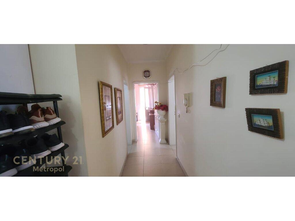 Shitet apartament 2+1 ne zonen e Komunes se Parisit 