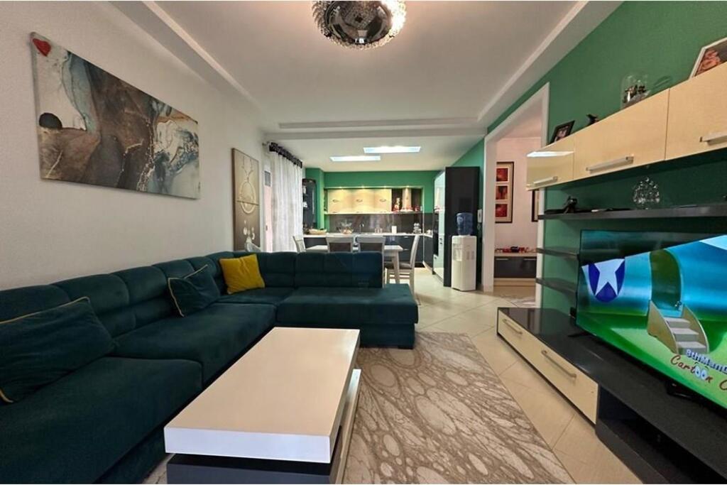 For sale: 3-bedroom apartment with 2 bathrooms and parking space!