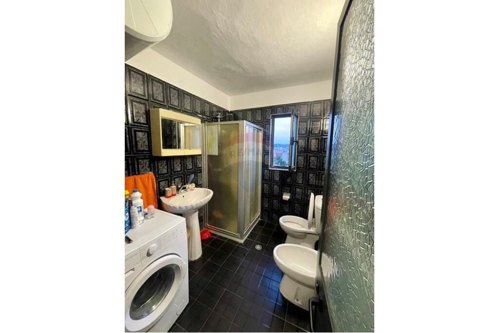 Shitet apartament 1+1 tek Tregu I Ri