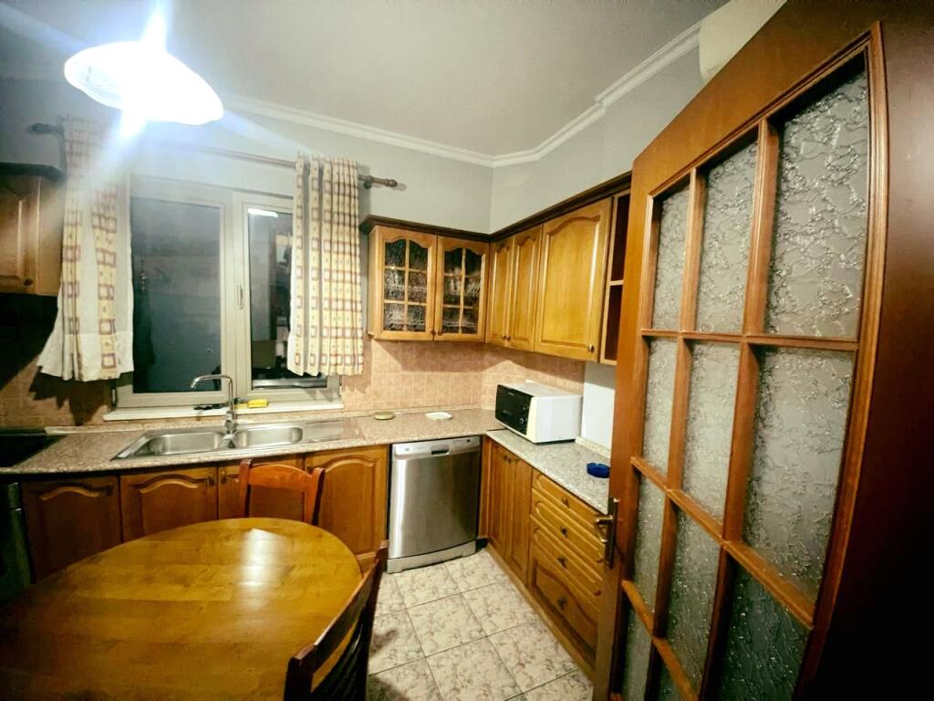 Jepet me Qira apartament 3+1 afër Kompleksit GRAND