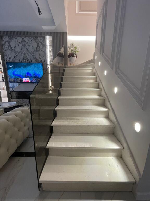 Shitet Super Duplex lux  3+1+2 banjo +2 ballkone +3 🅿 450.000€ bashke me postparkimet  📍Kodra e Diellit 