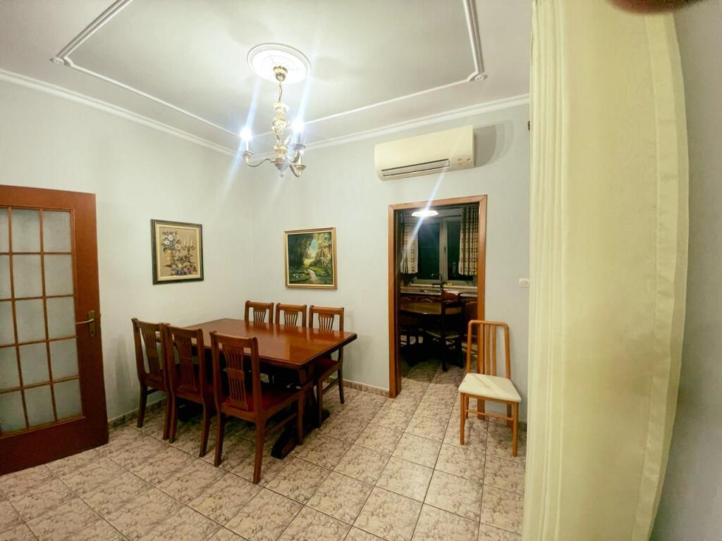 Jepet me Qira apartament 3+1 afër Kompleksit GRAND
