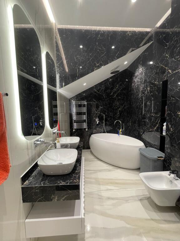 Shitet Super Duplex lux  3+1+2 banjo +2 ballkone +3 🅿 450.000€ bashke me postparkimet  📍Kodra e Diellit 
