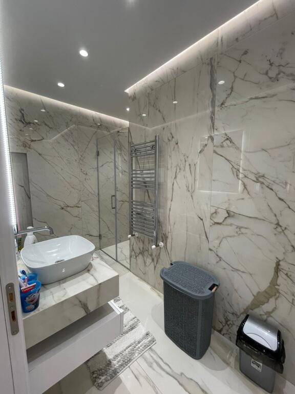 Shitet Super Duplex lux  3+1+2 banjo +2 ballkone +3 🅿 450.000€ bashke me postparkimet  📍Kodra e Diellit 