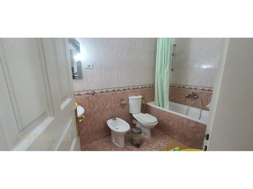 Shitet apartament 2+1 ne zonen e Komunes se Parisit 