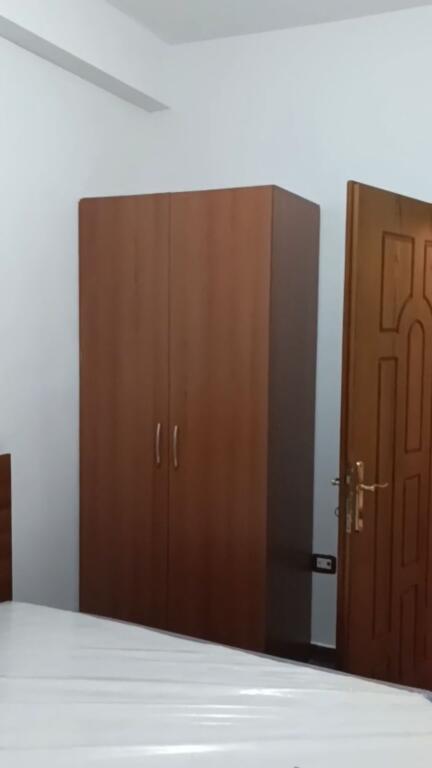 Affittasi appartamento 1+1, via 5 Maggio vicino al Concord Center 400 mila lekë.