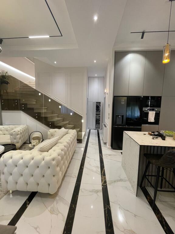 Shitet Super Duplex lux  3+1+2 banjo +2 ballkone +3 🅿 450.000€ bashke me postparkimet  📍Kodra e Diellit 