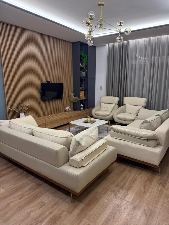 🏢A few minutes away from Kristal Center, Rr. Abraham Lincoln, a Duplex is for rent, 3+1+3+parking space, furnished, 1,000 Euro.
