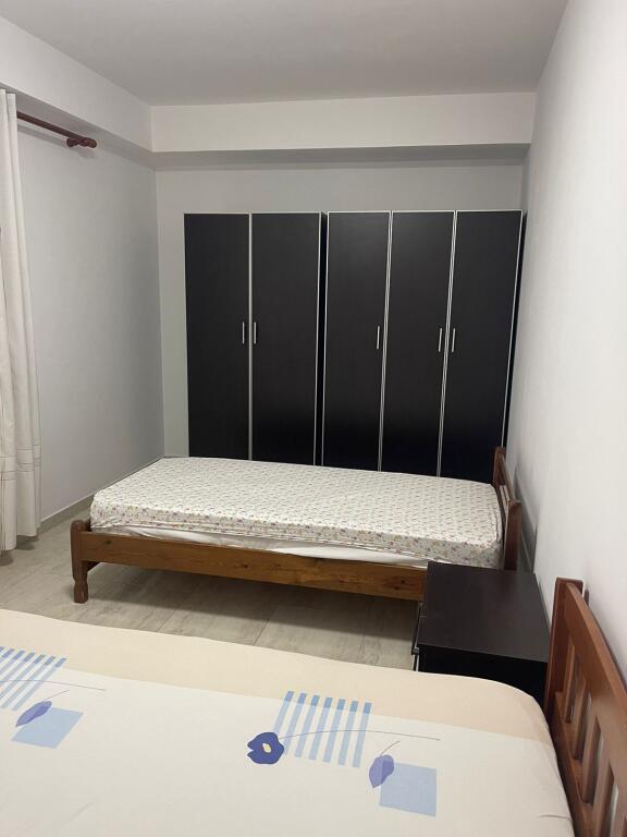Tirana, a 2+1 apartment with a balcony is for rent on the 2nd floor, 90 m² for 800 € (Vasil Shanto, former keshi 100 meters away from kika 2).