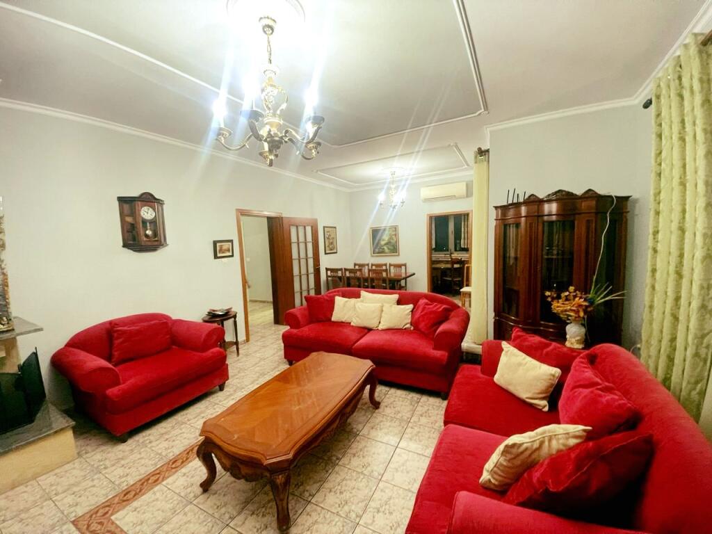 Jepet me Qira apartament 3+1 afër Kompleksit GRAND