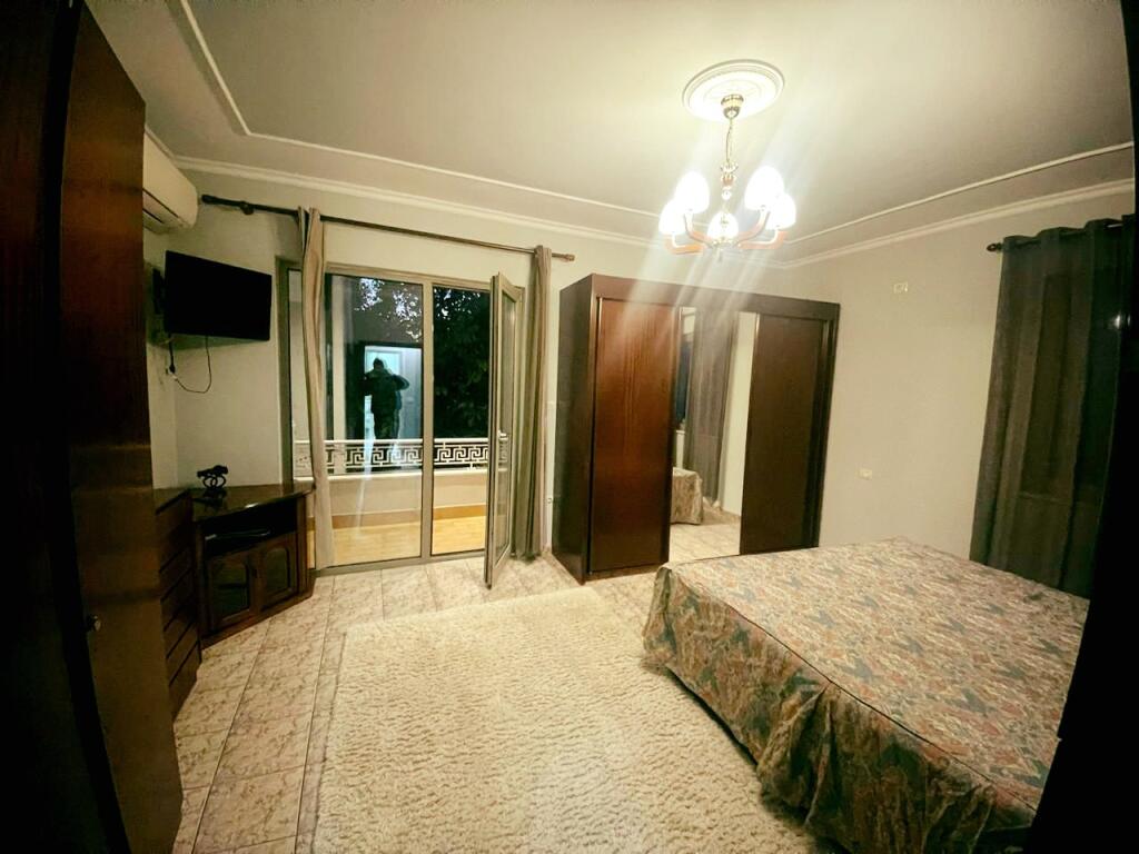 Jepet me Qira apartament 3+1 afër Kompleksit GRAND