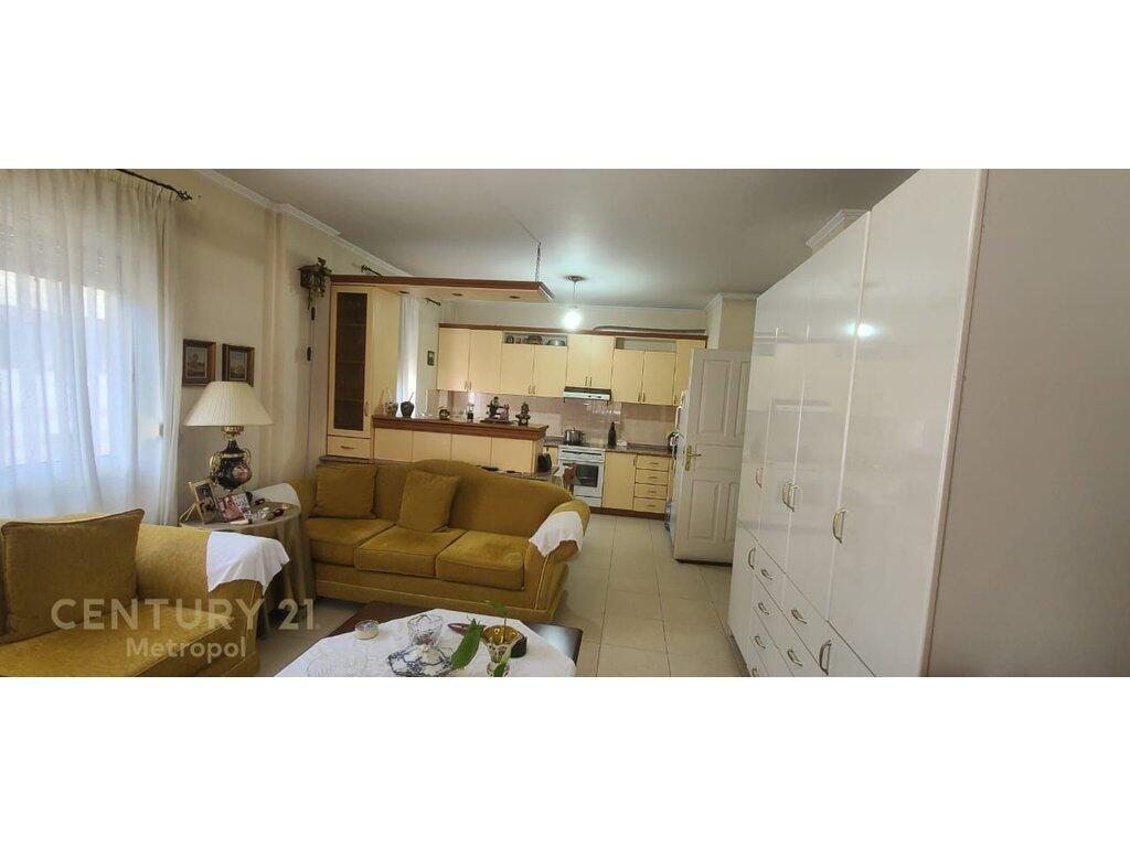 Shitet apartament 2+1 ne zonen e Komunes se Parisit 