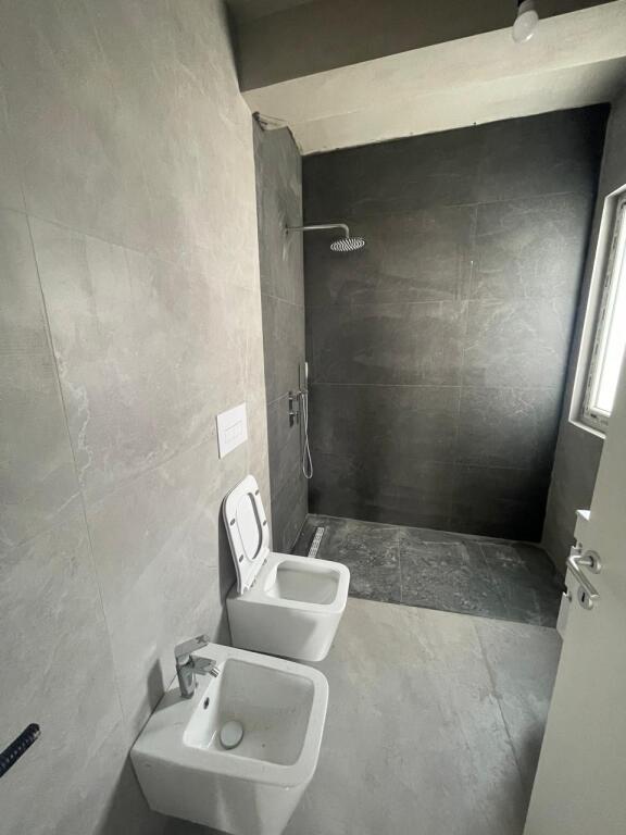 Apartament zyre 2+1+parkim me qira tek Unaza e Re