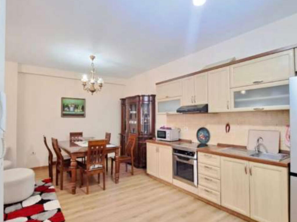 Jepet apartament 2+1 me qera tek Condor Center , rr kavajes 
