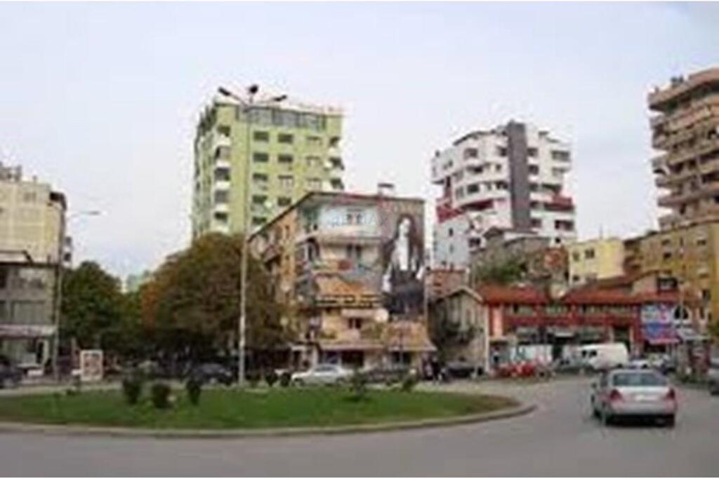 Dyqan ne shitje Sheshi Wilson,Tirana e RE